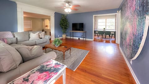 Communal lounge/ TV room, TV and multimedia, Living room, Seating area, Dining area, Evening entertainment, fireplace