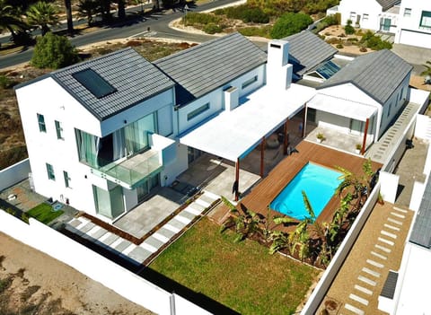 Property building, Day, Bird's eye view, Garden, Pool view, Swimming pool
