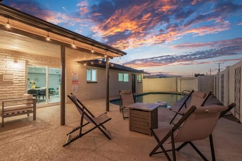 Patio, Communal lounge/ TV room, Balcony/Terrace, Evening entertainment, Pool view, Swimming pool, Swimming pool, Sunset
