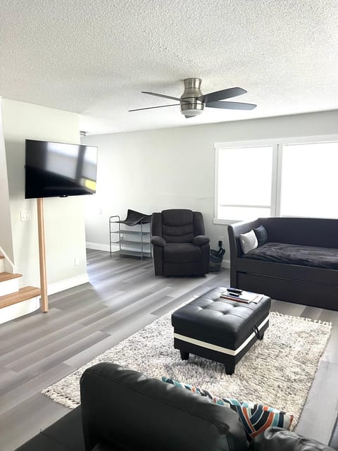 Communal lounge/ TV room, TV and multimedia, Living room, Seating area, Evening entertainment