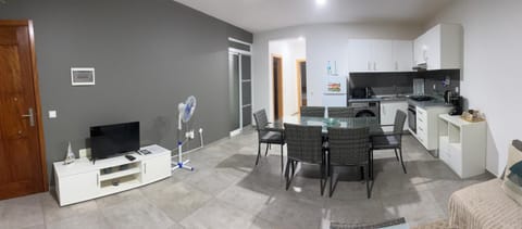 Property building, Communal lounge/ TV room, TV and multimedia, Kitchen or kitchenette, Living room, Seating area, Dining area, oven, stove