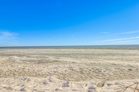 Lakefront Aitkin Home with Sunroom Walk to Beach! House in Mille Lacs Lake