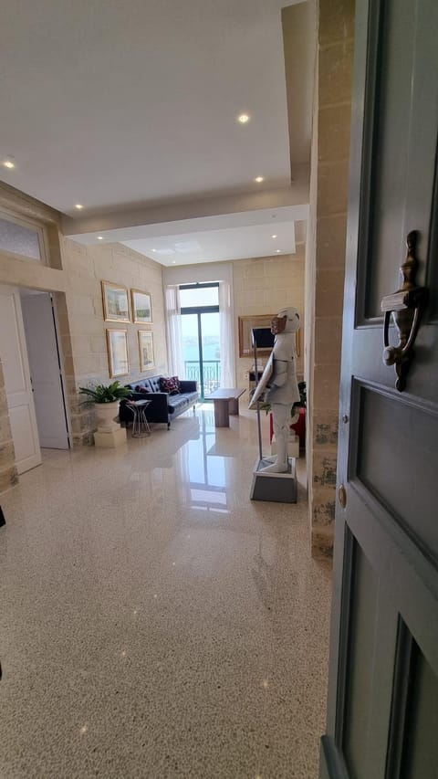 Facade/entrance, TV and multimedia, Balcony/Terrace, Living room, Sea view, Street view, Quiet street view, internet