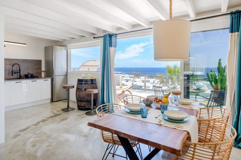 Natural landscape, View (from property/room), Balcony/Terrace, Kitchen or kitchenette, Seating area, Dining area, Sea view, oven