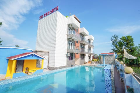 Property building, Day, Pool view, Swimming pool, Swimming pool
