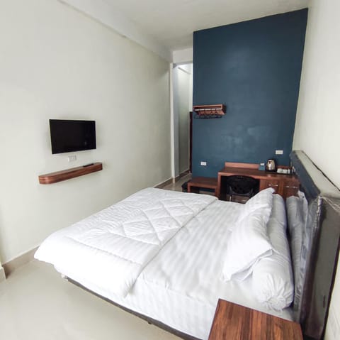 Bed, TV and multimedia, Bedroom