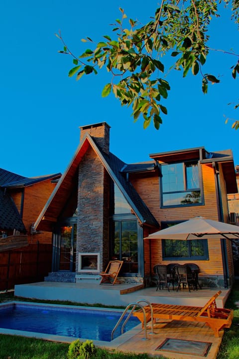 Property building, Day, Pool view, Swimming pool