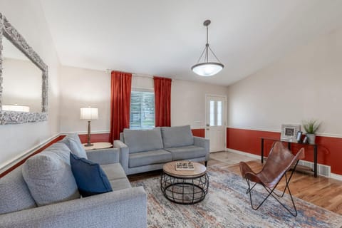 Facade/entrance, Living room, Seating area