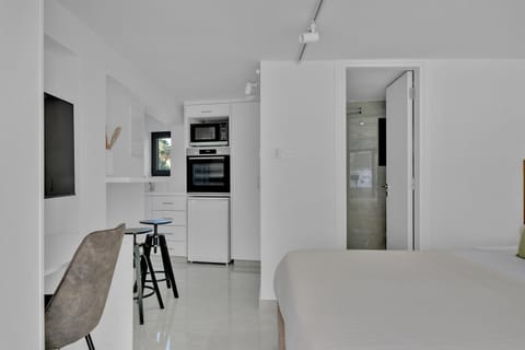 Bed, TV and multimedia, Kitchen or kitchenette, Photo of the whole room, Dining area, Bedroom, minibar
