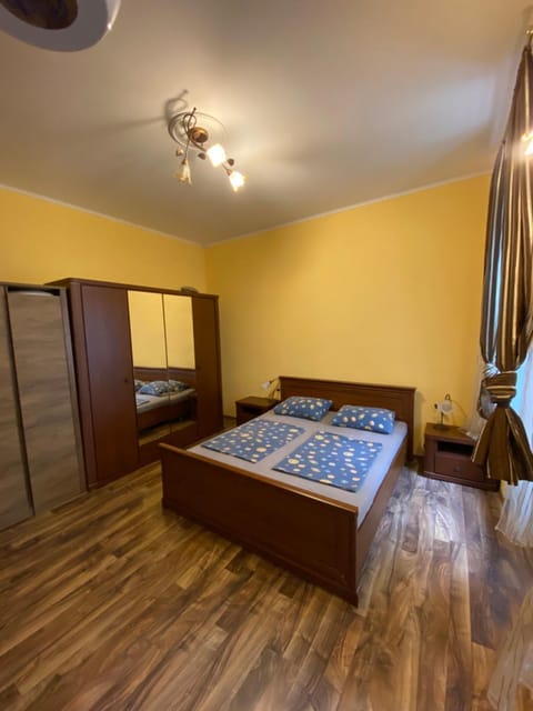 Bedroom, wardrobe