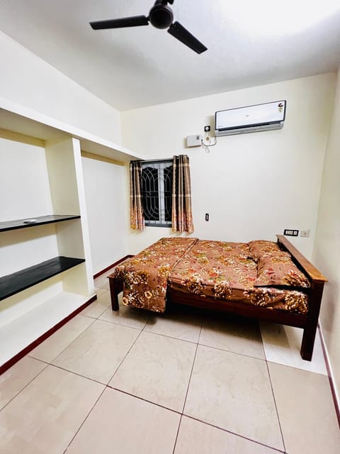 Bed, Photo of the whole room, Bedroom, air conditioner