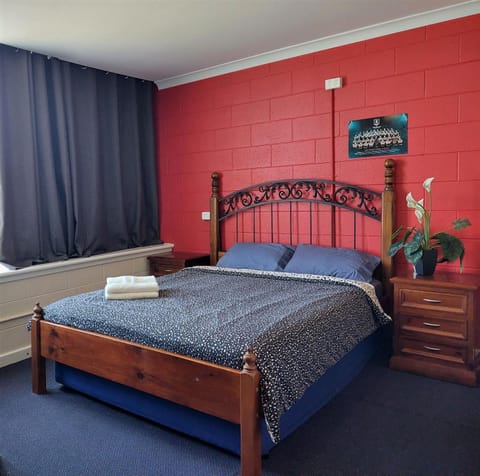 Shower, Bed, Coffee/tea facilities, Photo of the whole room, Bedroom, dryer