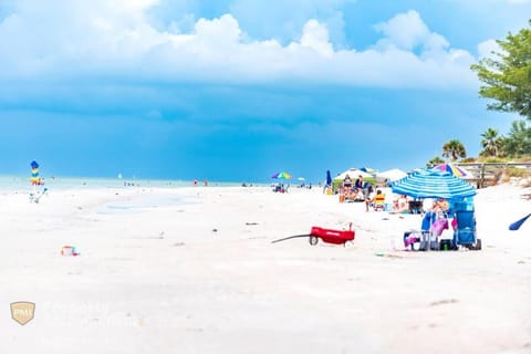 Coastal Haven - Steps from IRB House in Indian Rocks Beach