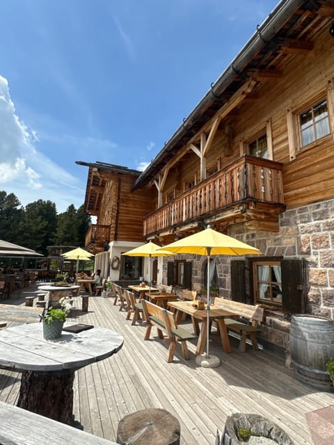 Property building, Balcony/Terrace, Dining area