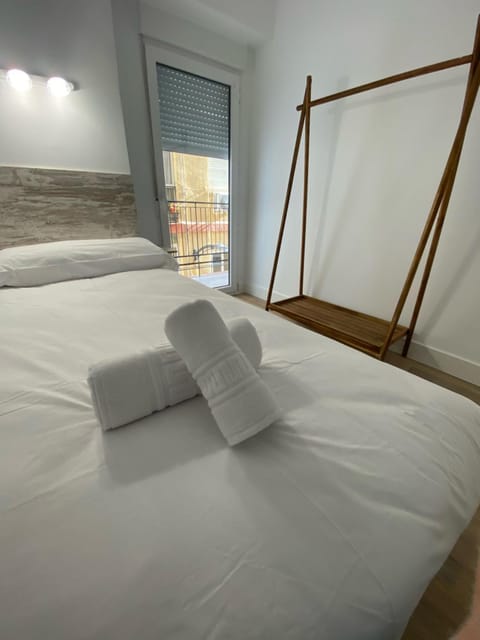 Photo of the whole room, Bedroom, towels