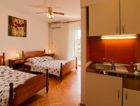 Bed, Kitchen or kitchenette, Bedroom