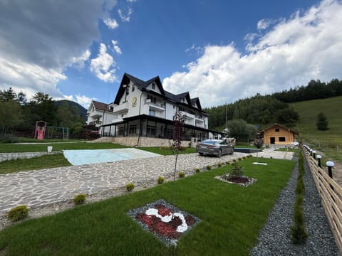 Property building, Spring, Day, Natural landscape, Garden view, Mountain view