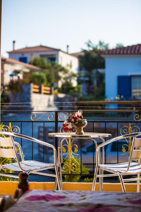 Staff, Garden, Balcony/Terrace, Lobby or reception, Decorative detail, Communal kitchen, Garden view