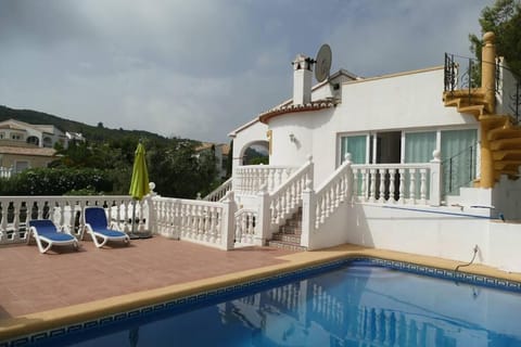 Property building, Balcony/Terrace, Swimming pool, sunbed