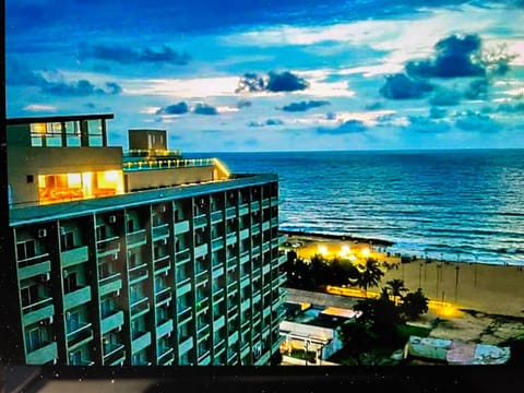 Property building, Nearby landmark, Communal lounge/ TV room, Natural landscape, Beach, Evening entertainment, City view, Sea view