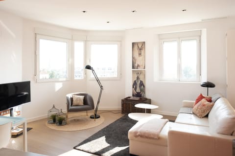 TV and multimedia, Living room, Lounge or bar, Dining area, City view, Landmark view, air conditioner