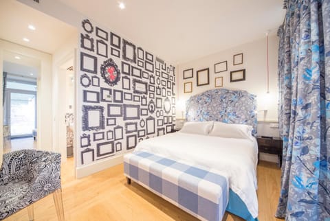 Bed, Photo of the whole room, Decorative detail, Bedroom, air conditioner