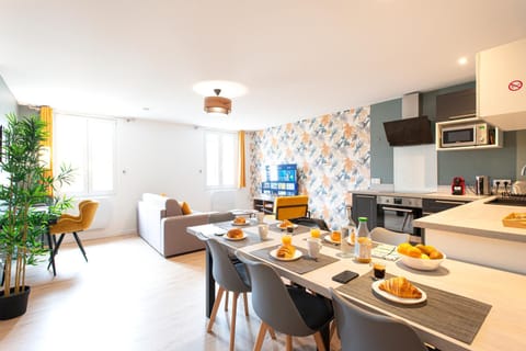 Coffee/tea facilities, Kitchen or kitchenette, Living room, Seating area, Dining area, minibar, pet friendly, stove