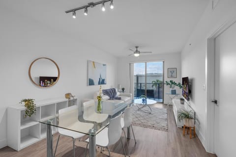 Modern 1 Bedroom In The Heart Of Downtown Doral Apartment in Doral