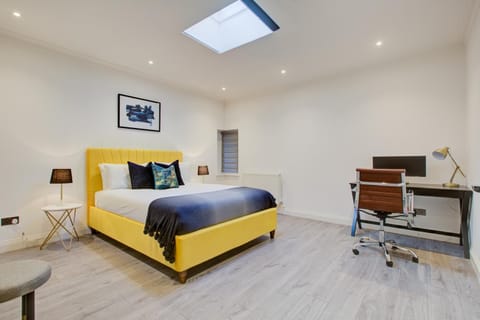 Bed, TV and multimedia, Photo of the whole room, Bedroom, hair dresser