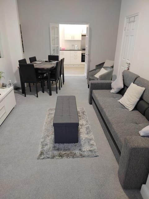 Modern 2 bed house sleeps 6 Apartment in Portsmouth