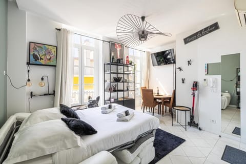 Bed, TV and multimedia, Living room, Photo of the whole room, Bedroom, towels, air conditioner