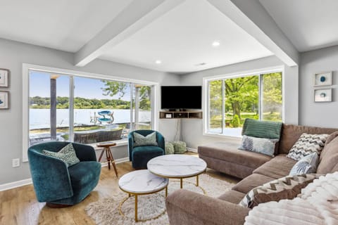 Landmark Lakehouse - luxury living in PLX House in Akron