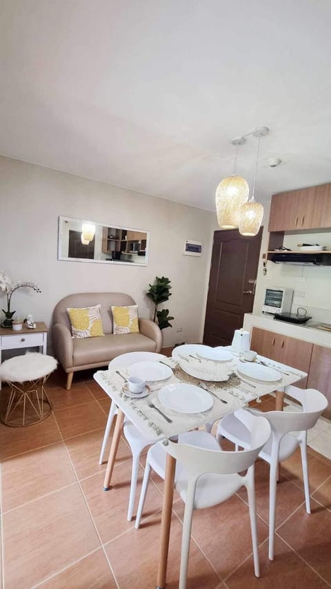 Kitchen or kitchenette, Living room, Seating area, Dining area, pet friendly, stove