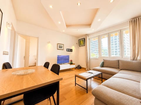 Communal lounge/ TV room, TV and multimedia, Living room, Seating area, Dining area, Evening entertainment, air conditioner