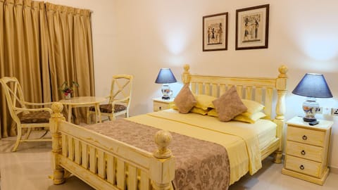 Property building, Bed, Photo of the whole room, Bedroom