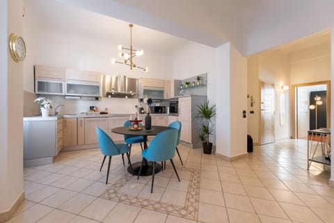 Kitchen or kitchenette, Dining area, dishwasher, minibar, oven, pet friendly, stove