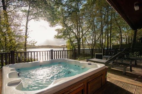 Property building, Hot Tub, Hot Tub, Lake view