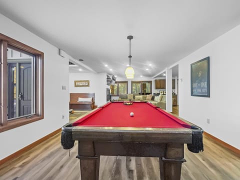 Billiard, Game Room