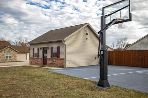 Tiny Home with Hot Tub Near Ft Leonard Wood! House in Ozark Mountains