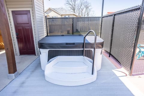 Tiny Home with Hot Tub Near Ft Leonard Wood! House in Ozark Mountains