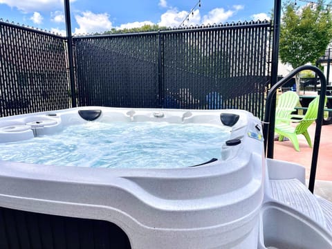 Tiny Home with Hot Tub Near Ft Leonard Wood! House in Ozark Mountains