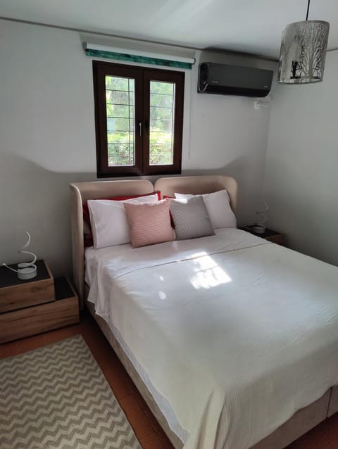 Bed, Bedroom, air conditioner