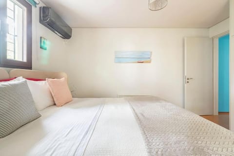 Bed, Bedroom, air conditioner