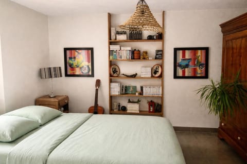 Bed, Library, Photo of the whole room, Decorative detail, Bedroom