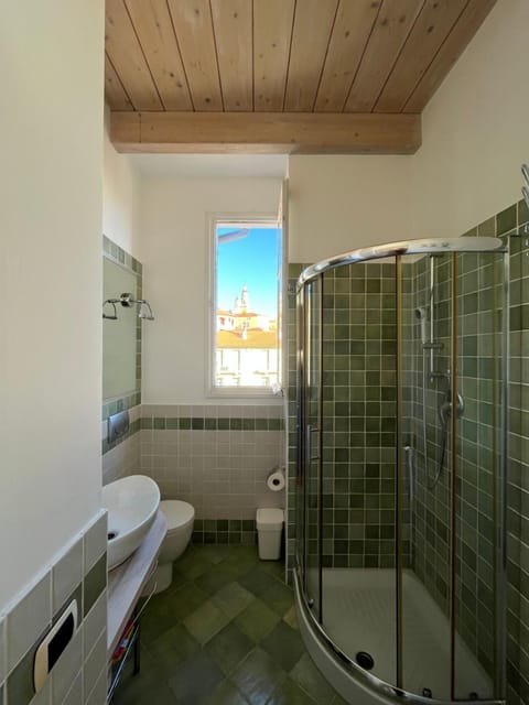 Shower, City view, City view, heating, internet, towels