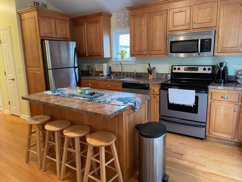 Coffee/tea facilities, dishwasher, minibar, stove, kitchen