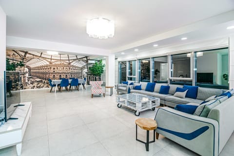 TV and multimedia, Living room, Seating area