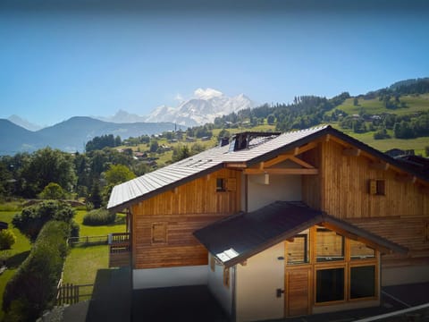 Property building, Day, Natural landscape, Summer, Mountain view