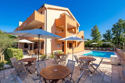 Property building, Summer, Balcony/Terrace, Swimming pool, sunbed