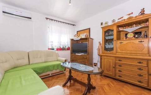 TV and multimedia, Living room, Seating area, air conditioner